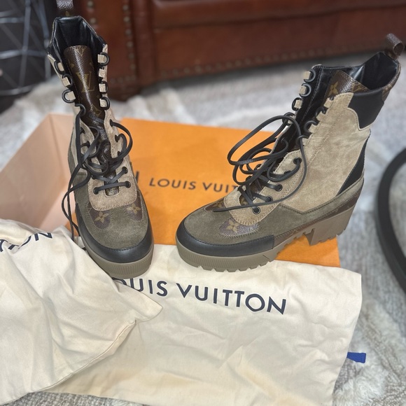 LOUIS VUITTON
Suede Calfskin Monogram Laureate Platform Desert Boots 39 Taupe - Picture 2 of 7